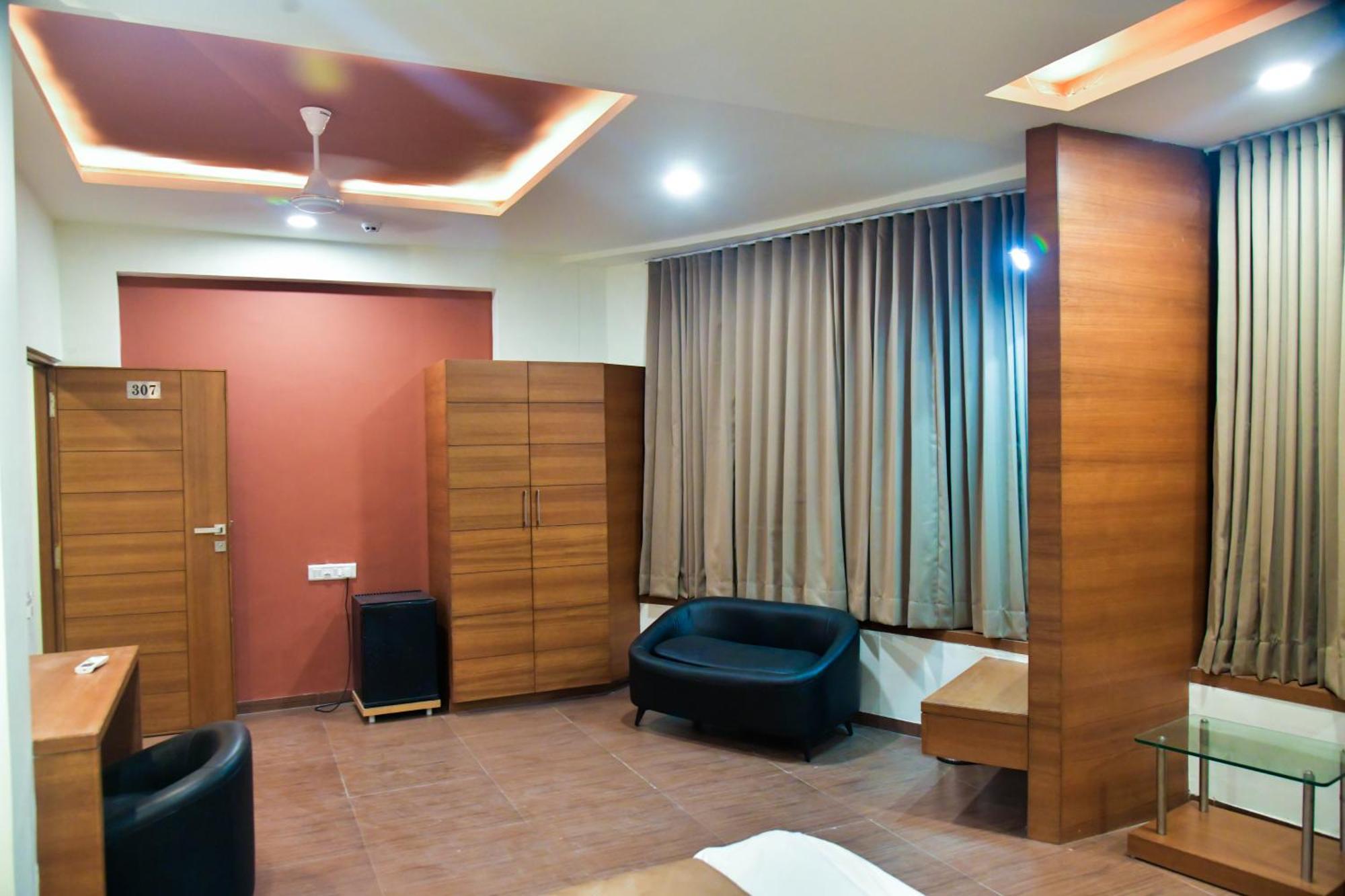 Hotel Ashooka Inn Gandhinagar Exterior photo