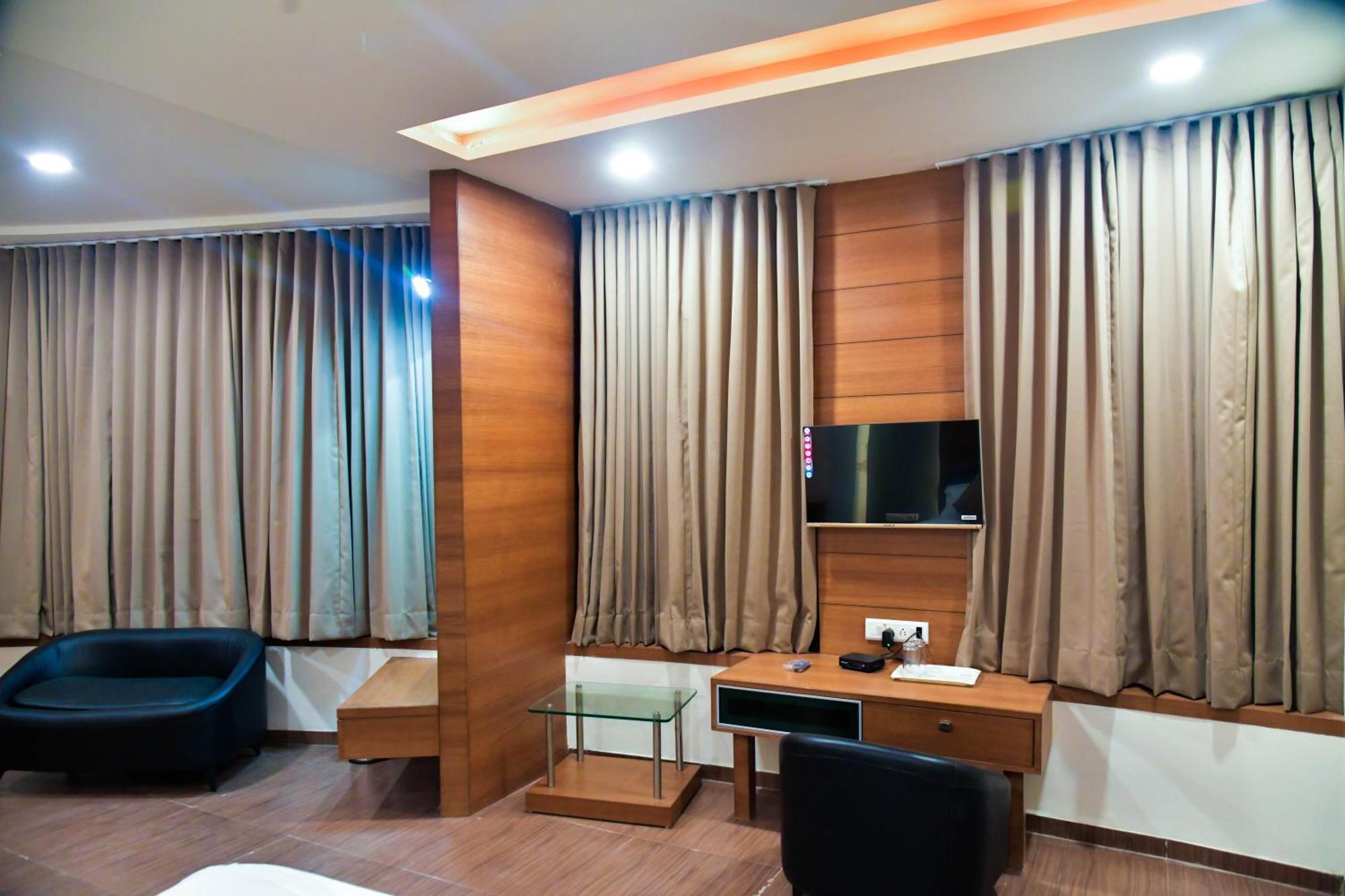 Hotel Ashooka Inn Gandhinagar Exterior photo