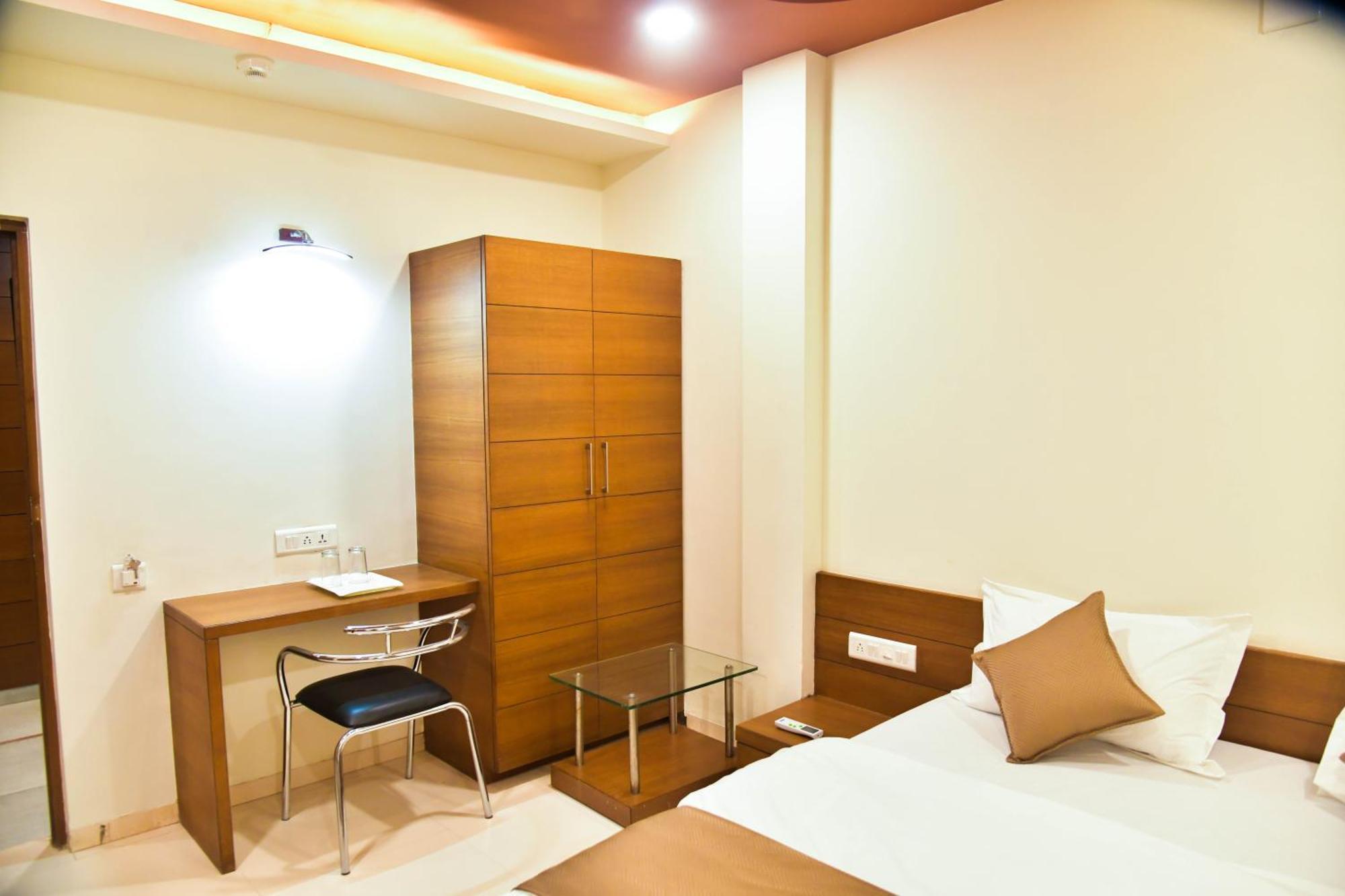 Hotel Ashooka Inn Gandhinagar Exterior photo